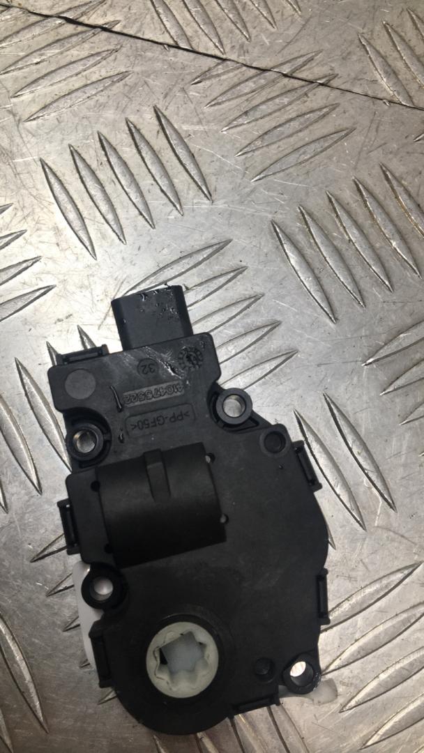 моторчик заслонки печки BMW X5 F15 2015, 3.0 л., N57 D30 A, дизель, АКПП, белый, полный привод, правый руль, 64119321034 - фото №1