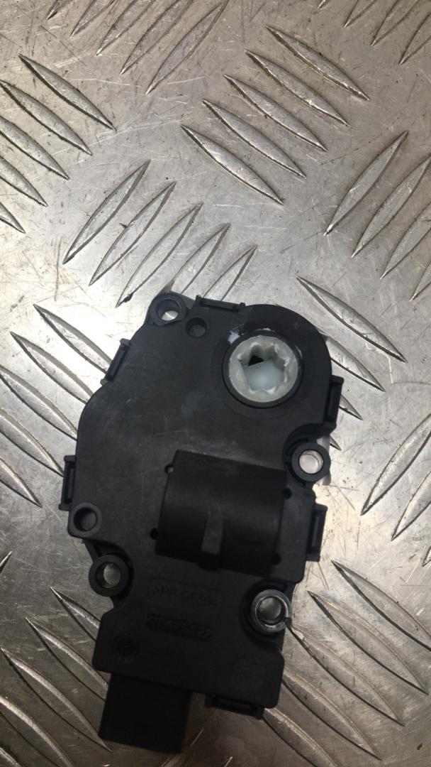 моторчик заслонки печки BMW X5 F15 2015, 3.0 л., N57 D30 A, дизель, АКПП, белый, полный привод, правый руль, 64119321034 - фото №1