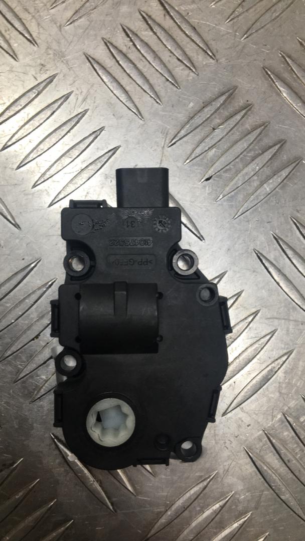 моторчик заслонки печки BMW X5 F15 2015, 3.0 л., N57 D30 A, дизель, АКПП, белый, полный привод, правый руль, 64119321034 - фото №1