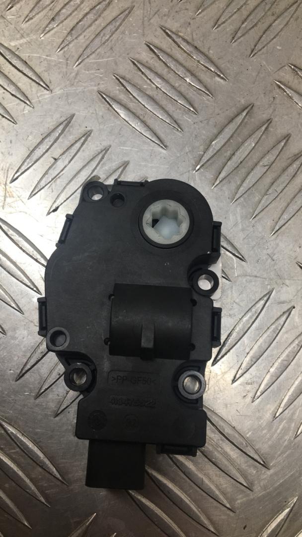 моторчик заслонки печки BMW X5 F15 2015, 3.0 л., N57 D30 A, дизель, АКПП, белый, полный привод, правый руль, 64119321034 - фото №1