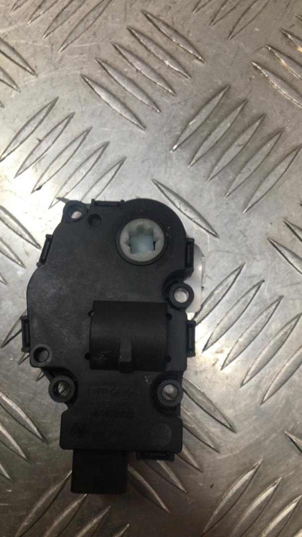 моторчик заслонки печки BMW X5 F15 2015, 3.0 л., N57 D30 A, дизель, АКПП, белый, полный привод, правый руль, 64119321034 - фото №1