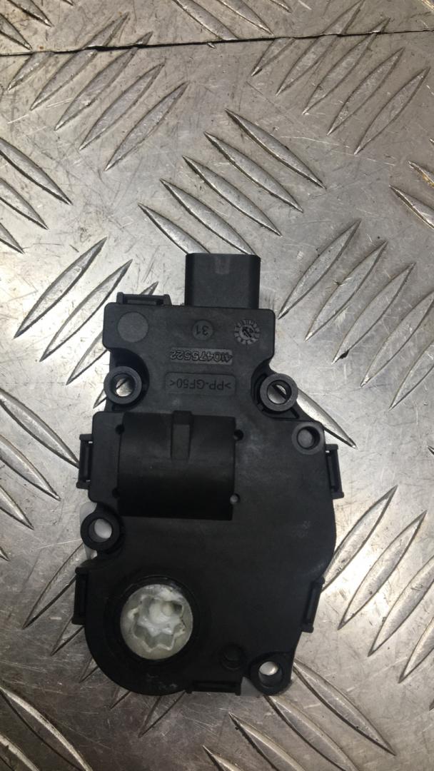 моторчик заслонки печки BMW X5 F15 2015, 3.0 л., N57 D30 A, дизель, АКПП, белый, полный привод, правый руль, 64119321034 - фото №1