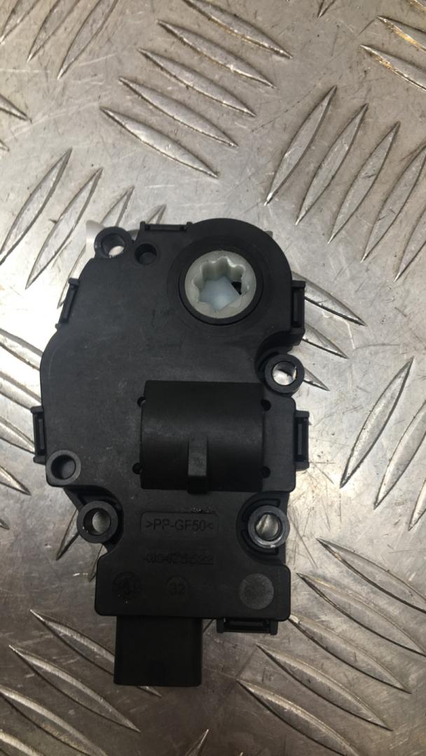 моторчик заслонки печки BMW X5 F15 2015, 3.0 л., N57 D30 A, дизель, АКПП, белый, полный привод, правый руль, 64119321034 - фото №1