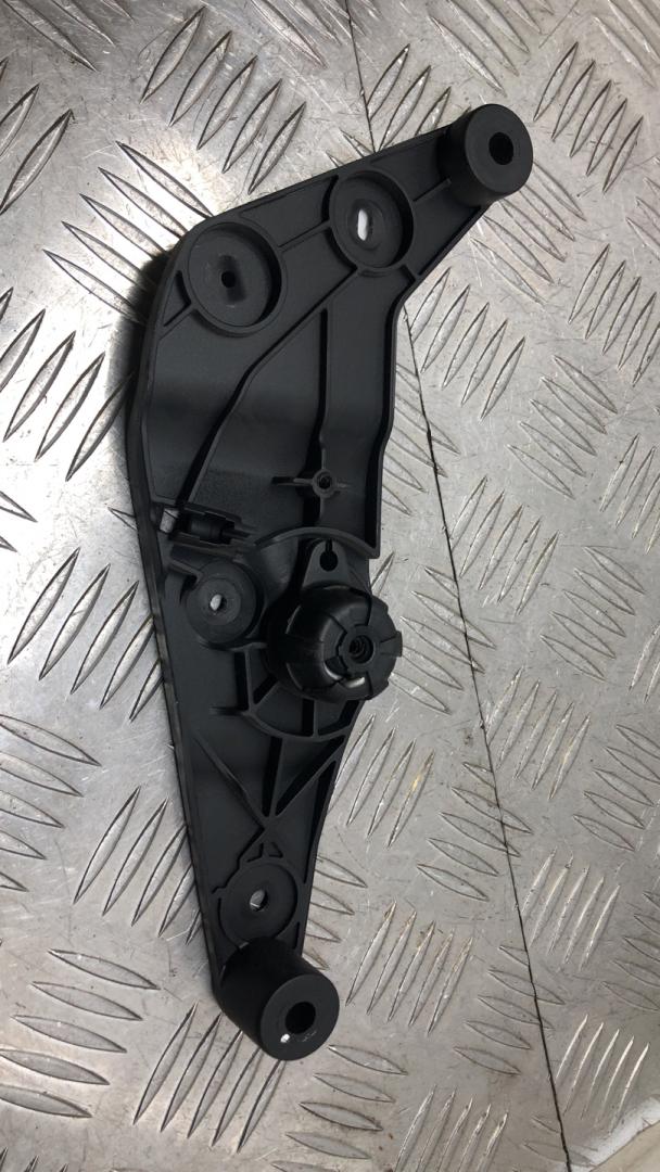 механизм открытия капота (кронштейн в салоне) BMW 5 серия F07/F10/F11 F11 2011, 3.0 л., N57 D30 A, дизель, АКПП, универсал, задний привод, 51239114002 - фото №1