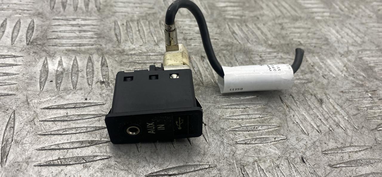 разъем AUX / USB BMW 5 серия F07/F10/F11 F11 2011, 3.0 л., N57 D30 A, дизель, АКПП, универсал, задний привод, 61319129651, 9129651 - фото №1