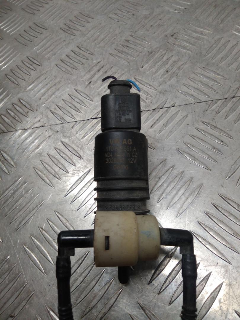 насос (моторчик) омывателя стекла Volkswagen Passat B6 2007, 1T0955651A - фото №1