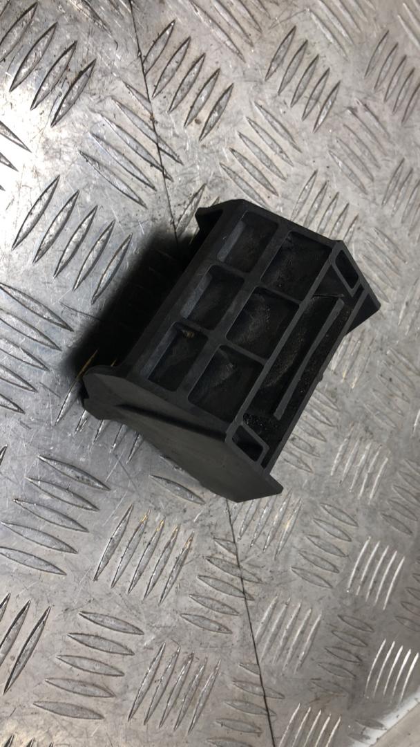 кронштейн радиатора BMW 5 серия E60/E61 E61 2005, 3.0 л., M57 D30 (306D2), дизель, АКПП, универсал, задний привод, правый руль, 17117542517, 7542517 - фото №1