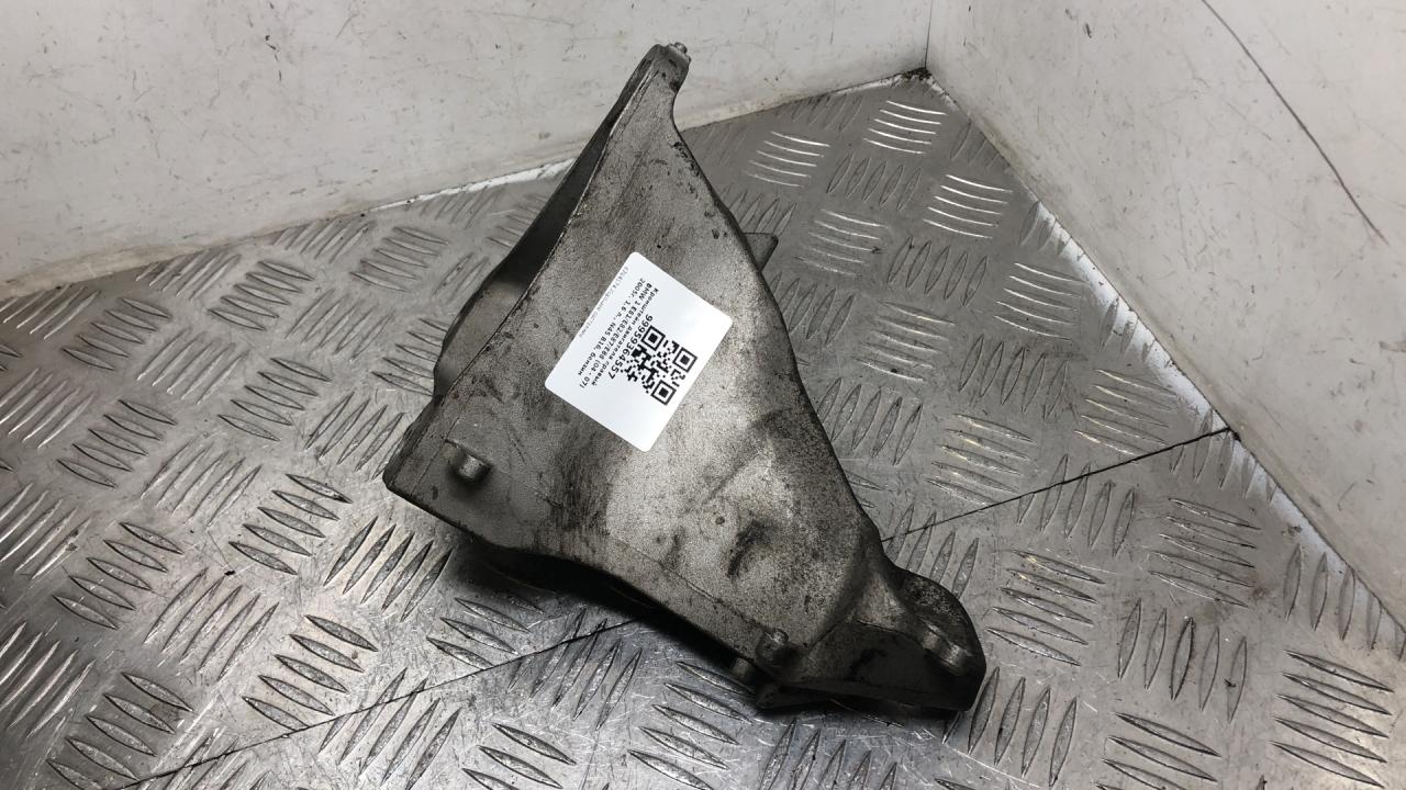 кронштейн двигателя BMW 1 серия E81/E82/E87/E88 2005, 1.6 л., N45 B16, бензин, хетчбэк 5 дв., 6764574 - фото №1