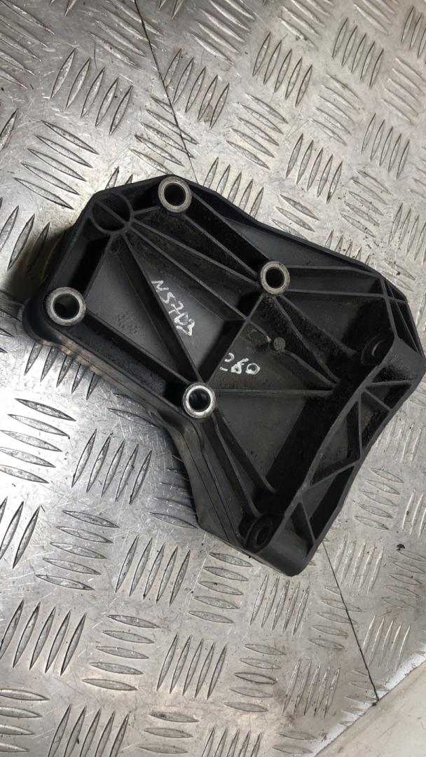 кронштейн компрессора кондиционера BMW 5 серия E60/E61 2006, 3.0 л., M57 D30 (306D3), дизель, седан, 7792202 - фото №1