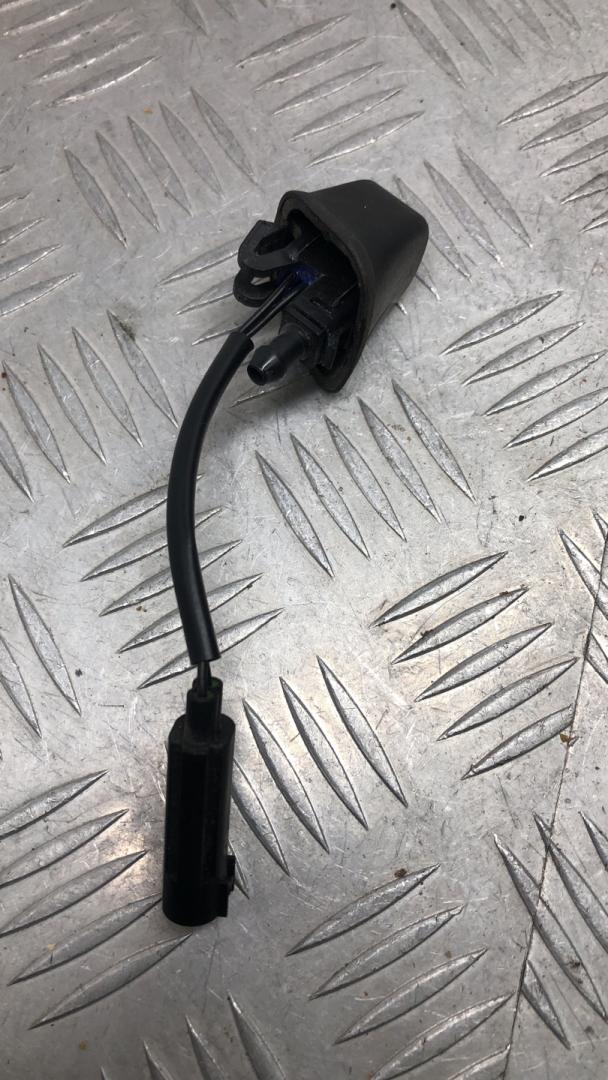 форсунка омывателя лобового стекла BMW 3 серия E90/E91/E92/E93 2006, 3.0 л., дизель, седан, 8365385 - фото №1