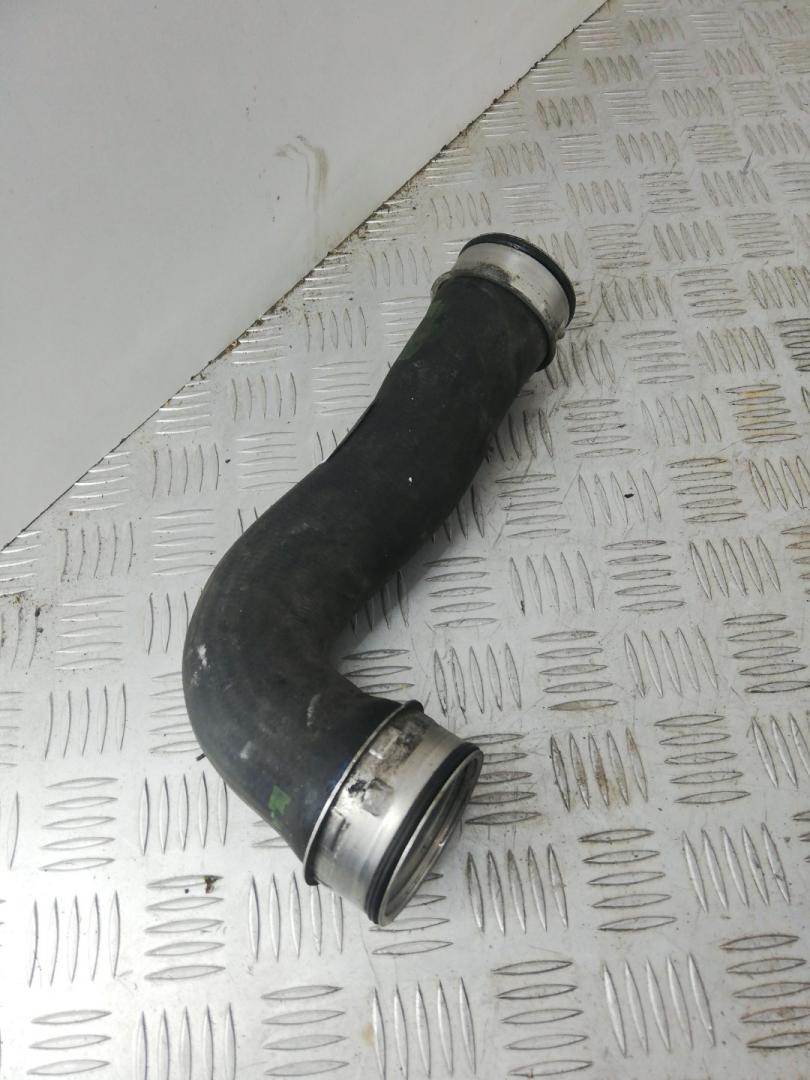 патрубок интеркулера Volkswagen Passat B6 2006, 1.9 л., дизель, 1K0145831L - фото №1