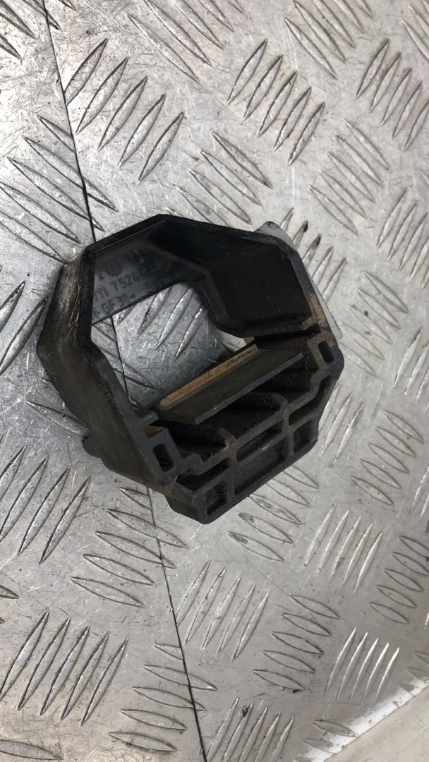 кронштейн радиатора BMW 3 серия E90/E91/E92/E93 E90 2007, 3.0 л., M57 D30 (306D3), дизель, МКПП, седан, задний привод, правый руль, 17117524956, 7524956 - фото №1