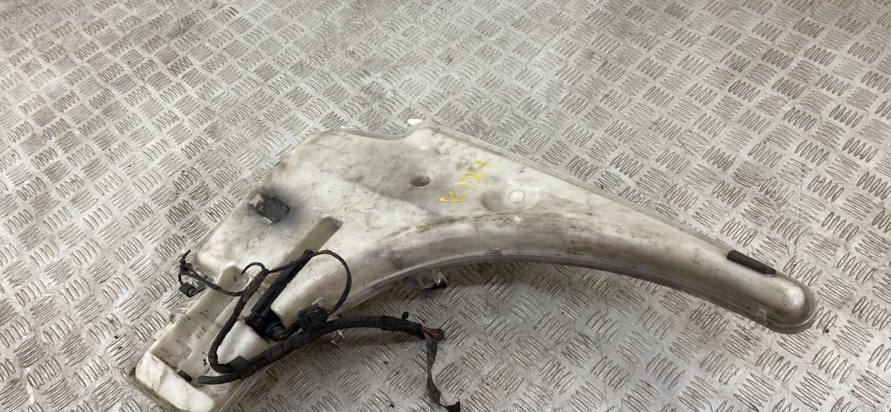 бачок омывателя BMW 3 серия E90/E91/E92/E93 E90 2007, 3.0 л., M57 D30 (306D3), дизель, МКПП, седан, задний привод, правый руль, 61677238668 - фото №1