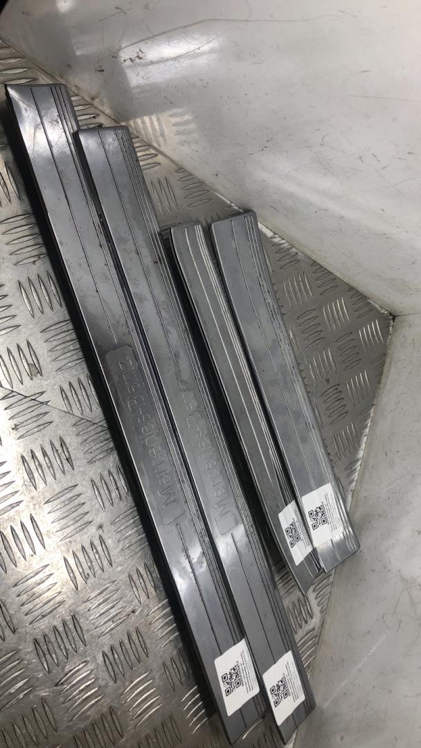 комплект накладок на пороги (внутренние) Mercedes-Benz CLS-Класс C219 W219 2007, 3.2 л., дизель, АКПП, седан, задний привод, правый руль, A2196800135, A2196800235, A2196800335, A2196800435 - фото №1