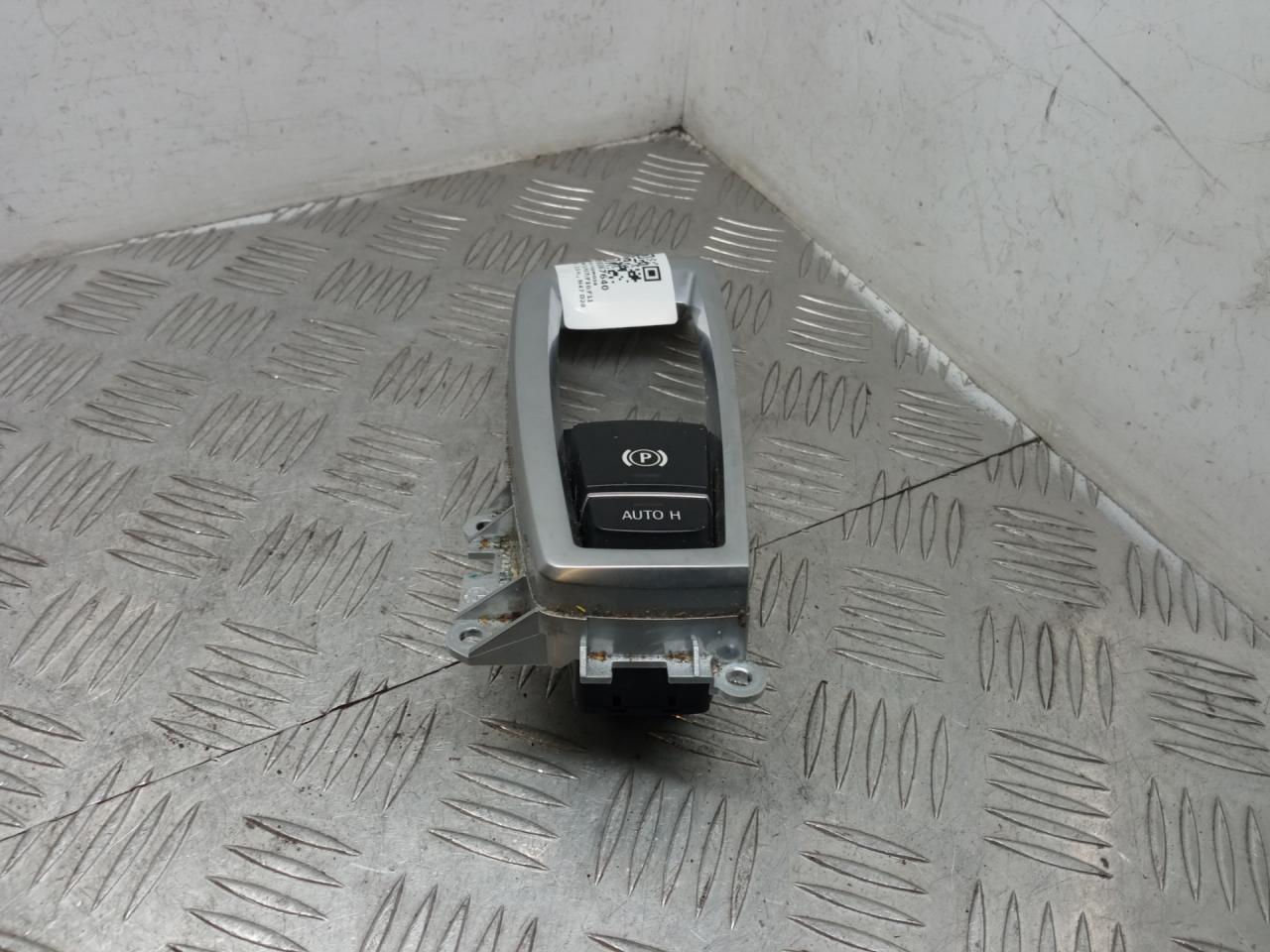 кнопка ручного тормоза (ручника) BMW 5 серия F07/F10/F11 2012, 2.0 л., N47 D20 C, дизель, АКПП, sophistogra brillanteffekt(b90), седан, задний привод, правый руль, 61319217594, 9217594 - фото №1