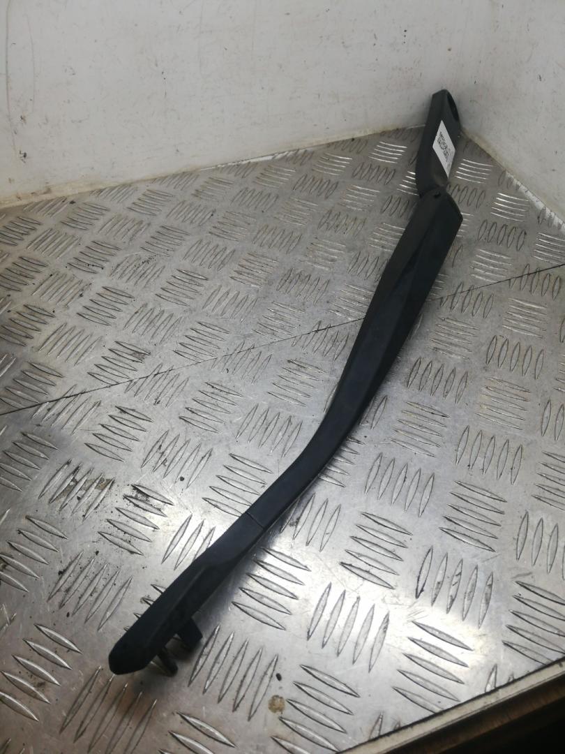 щеткодержатель (поводок стеклоочистителя, дворник) BMW 5 серия F07/F10/F11 2012, 2.0 л., N47 D20 C, дизель, АКПП, sophistogra brillanteffekt(b90), седан, задний привод, правый руль, 61617182460, 7182460 - фото №1