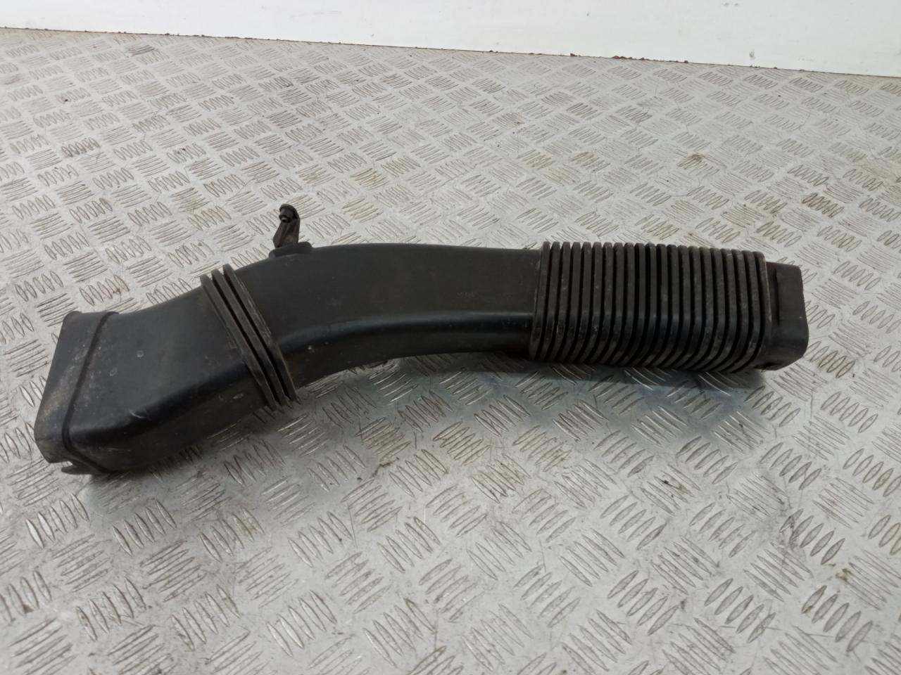 патрубок воздушного фильтра BMW 5 серия F07/F10/F11 2012, 2.0 л., N47 D20 C, дизель, АКПП, sophistogra brillanteffekt(b90), седан, задний привод, правый руль, 13717811597, 7811597 - фото №1