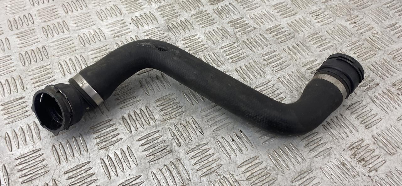 патрубок радиатора BMW 5 серия F07/F10/F11 2011, 2.0 л., N47 D20 C, дизель, МКПП, седан, задний привод, правый руль, 17127809821 - фото №1