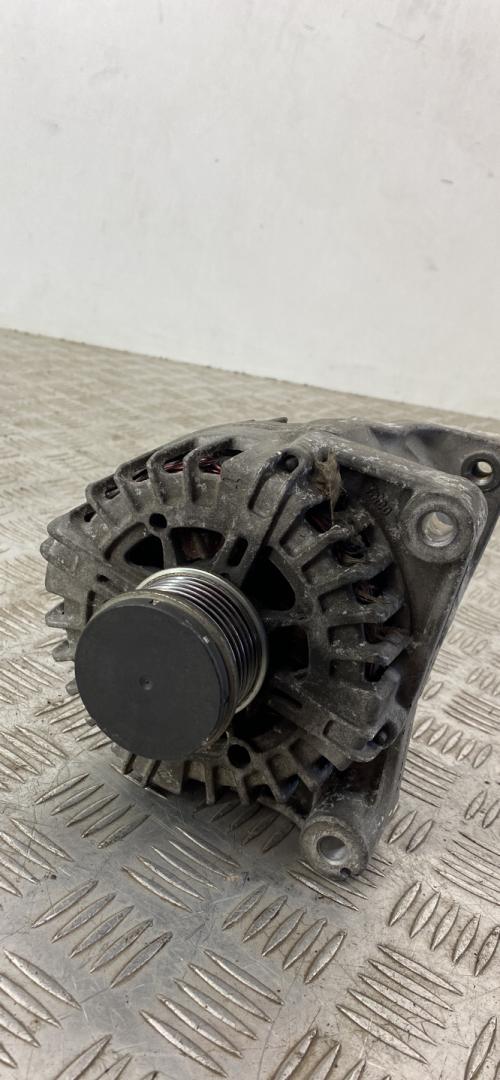 генератор BMW 5 серия F07/F10/F11 2011, 2.0 л., N47 D20 C, дизель, МКПП, седан, задний привод, правый руль, 8507624, 12318507624, 12318507623, 12318509023, 8507623, 8509023 - фото №1