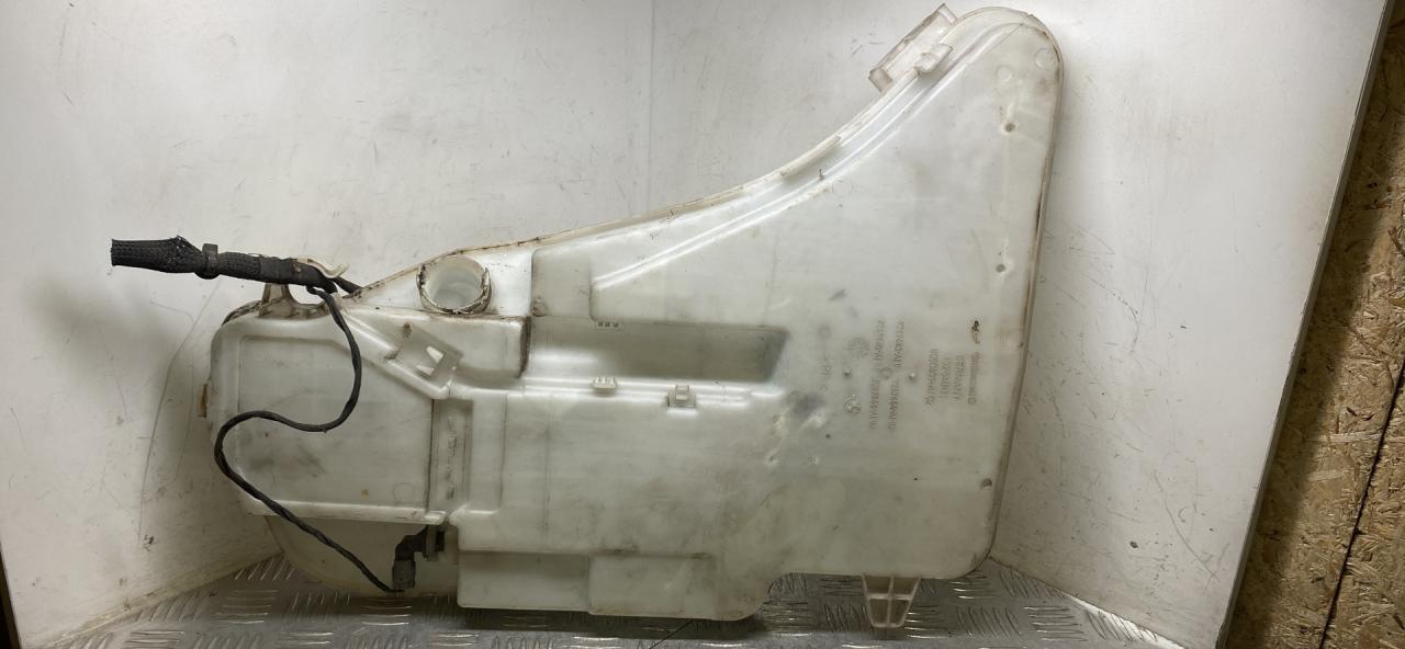 бачок омывателя BMW 5 серия F07/F10/F11 2011, 2.0 л., N47 D20 C, дизель, МКПП, седан, задний привод, правый руль, 61667269668, 7269664 - фото №1
