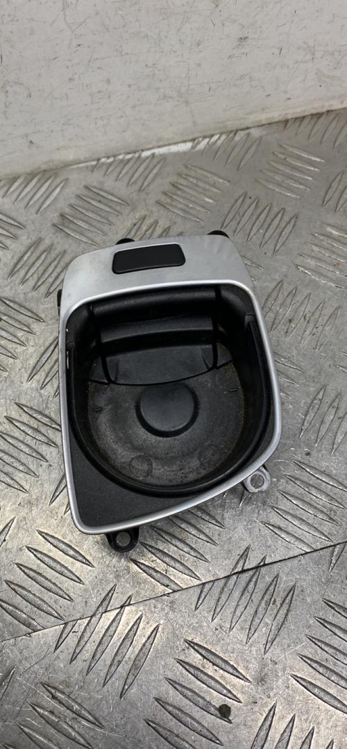 подстаканник BMW 5 серия F07/F10/F11 2011, 2.0 л., N47 D20 C, дизель, МКПП, седан, задний привод, правый руль, 51169171560, 9171560 - фото №1