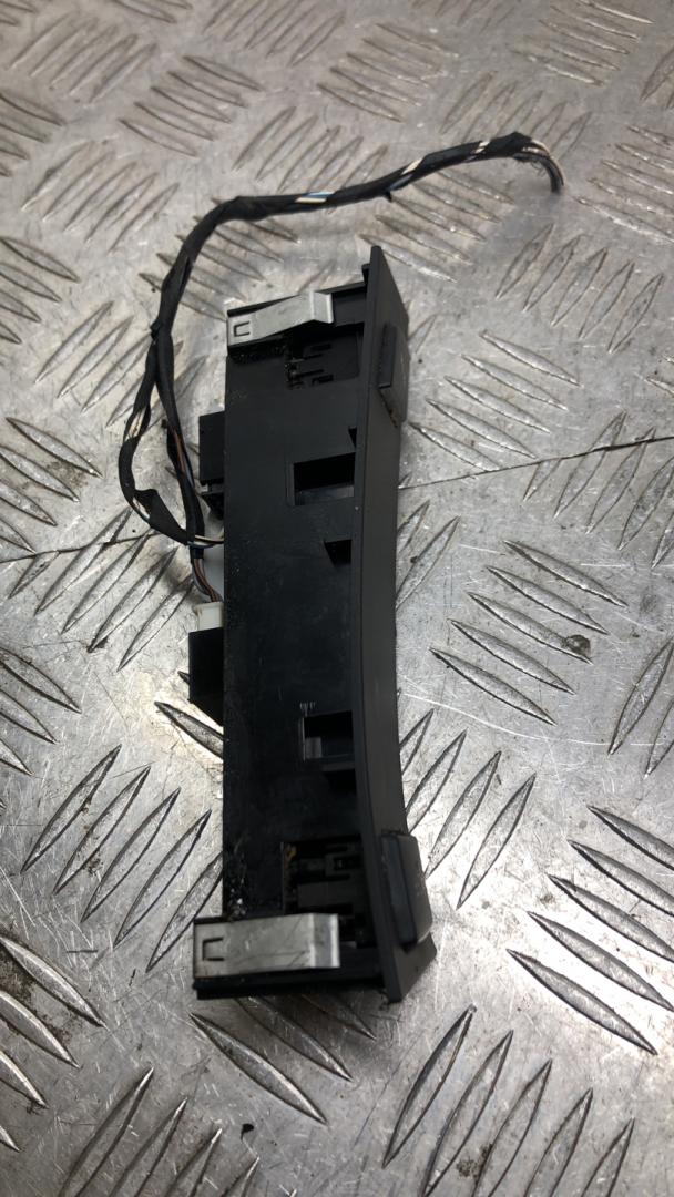 кнопка (выключатель) BMW 5 серия F07/F10/F11 2011, 2.0 л., N47 D20 C, дизель, МКПП, седан, задний привод, правый руль, 61319197909, 9197909 - фото №1