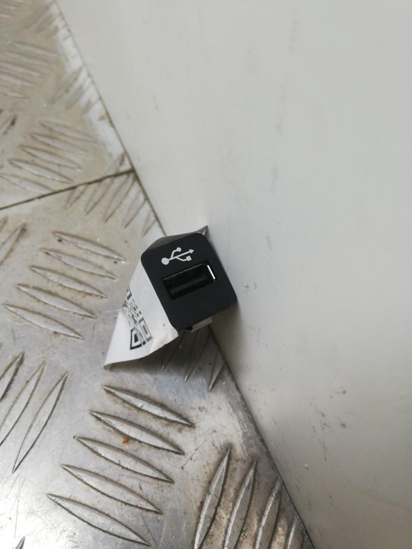 разъем AUX / USB BMW 5 серия F07/F10/F11 F10 2012, 4.4 л., N63 B44 A, бензин, АКПП, titansilber metallic (354), седан, задний привод, 84109237656, 9237656 - фото №1