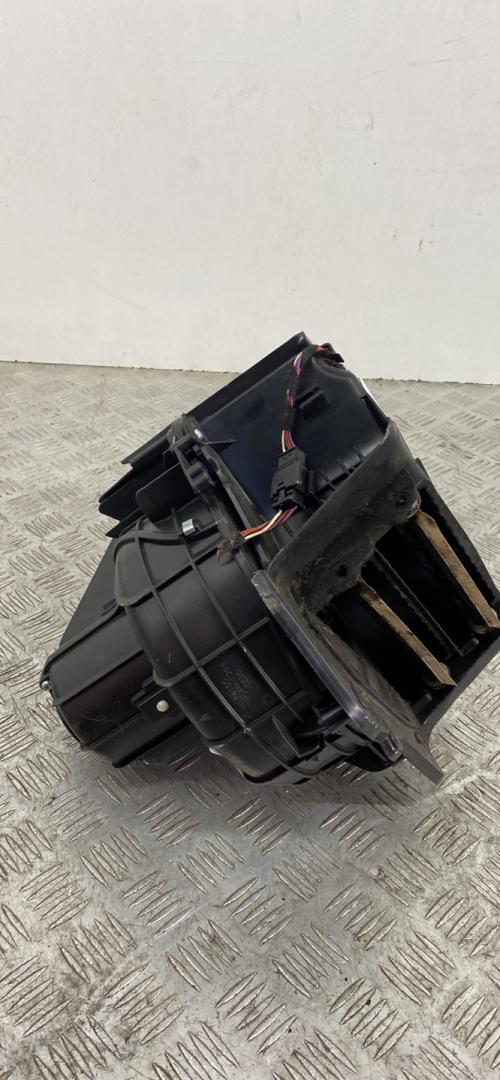 моторчик печки BMW 5 серия F07/F10/F11 2011, 3.0 л., N57 D30 A, дизель, АКПП, black sapphire metallic (475), хетчбэк 5 дв., задний привод, правый руль, 64119220847, 9220847, 64119204486, 9204486 - фото №1