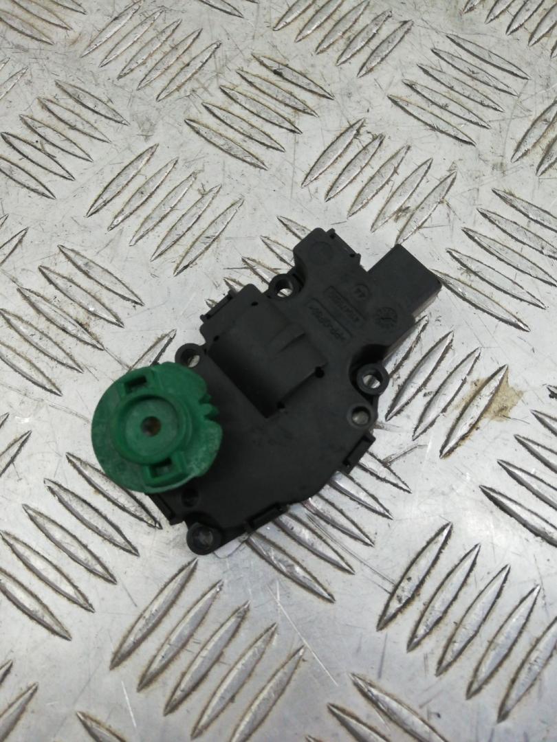 моторчик заслонки печки BMW 5 серия F07/F10/F11 2011, 3.0 л., N57 D30 A, дизель, АКПП, black sapphire metallic (475), хетчбэк 5 дв., задний привод, правый руль, 64119319037, 9749005 - фото №1