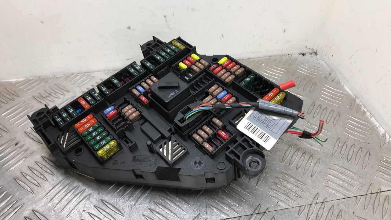 блок предохранителей BMW 5 серия F07/F10/F11 2011, 3.0 л., N57 D30 A, дизель, АКПП, black sapphire metallic (475), хетчбэк 5 дв., задний привод, правый руль, 61149210857, 9210857 - фото №1