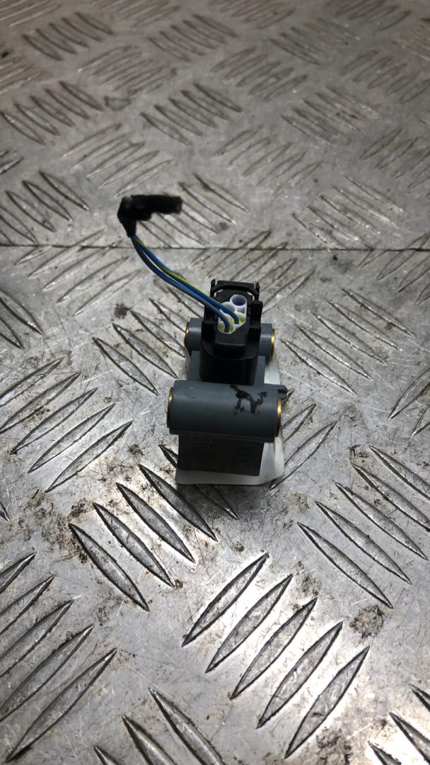 датчик удара BMW 5 серия F07/F10/F11 2011, 3.0 л., N57 D30 A, дизель, АКПП, black sapphire metallic (475), хетчбэк 5 дв., задний привод, правый руль, 65779159314, 9159314 - фото №1