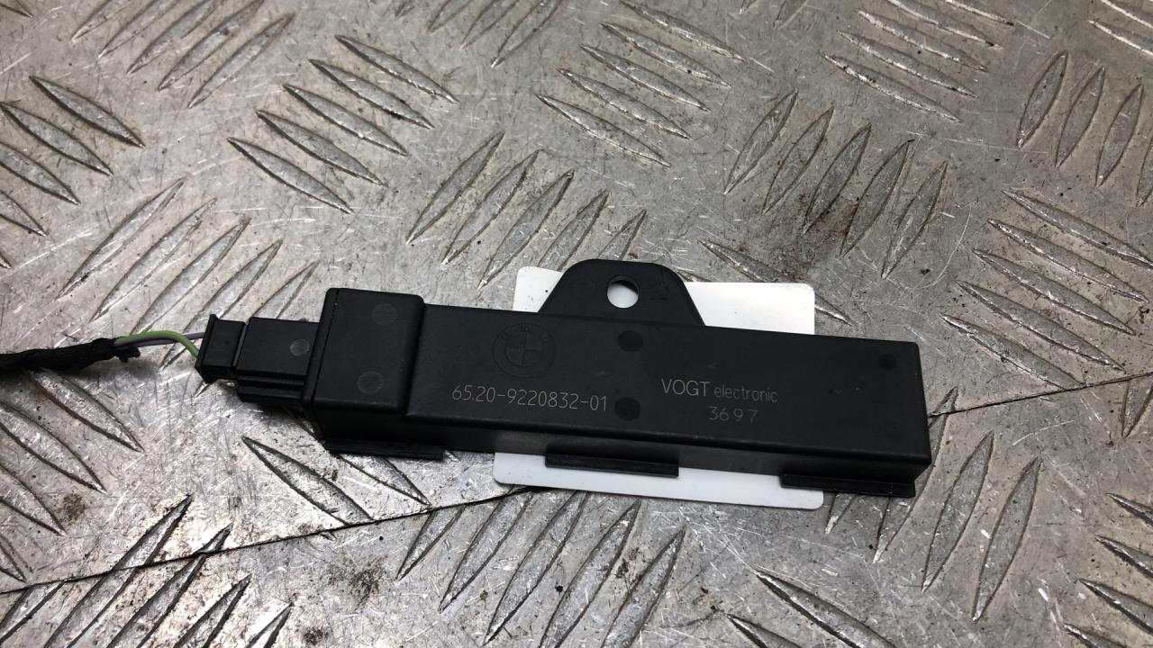 Антенна системы комфортного доступа BMW 5 серия F07/F10/F11 2011, 3.0 л., N57 D30 A, дизель, АКПП, black sapphire metallic (475), хетчбэк 5 дв., задний привод, правый руль, 65209220832, 9220832 - фото №1