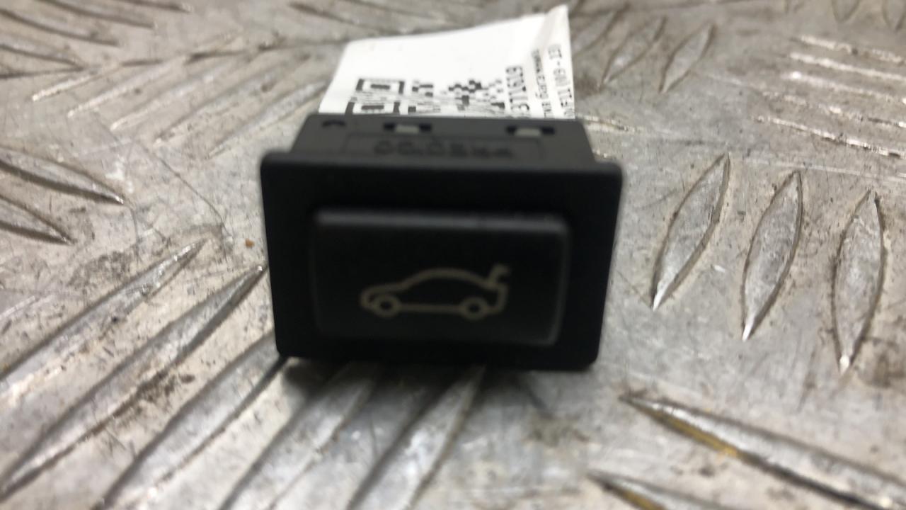 кнопка открытия багажника BMW 5 серия F07/F10/F11 2011, 3.0 л., N57 D30 A, дизель, АКПП, black sapphire metallic (475), хетчбэк 5 дв., задний привод, правый руль, 9200316, 61319200316 - фото №1