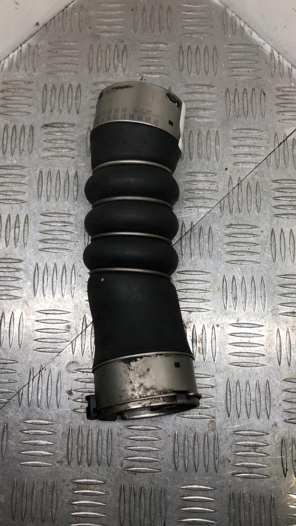 патрубок интеркулера BMW 5 серия F07/F10/F11 2011, 3.0 л., N57 D30 A, дизель, АКПП, black sapphire metallic (475), хетчбэк 5 дв., задний привод, правый руль, 7800144, 11617800144 - фото №1