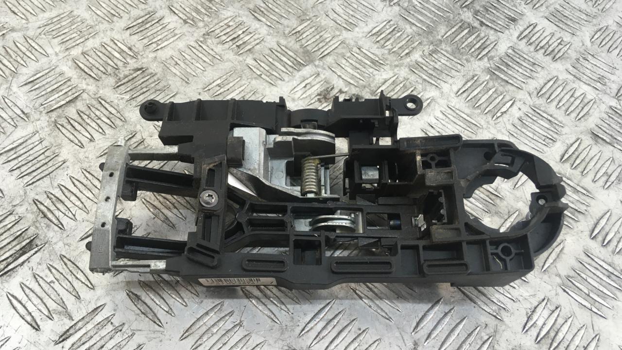 скелет ручки двери передней правой BMW 5 серия F07/F10/F11 F10 2012, 4.4 л., N63 B44 A, бензин, АКПП, titansilber metallic (354), седан, задний привод, 51217187228 - фото №1