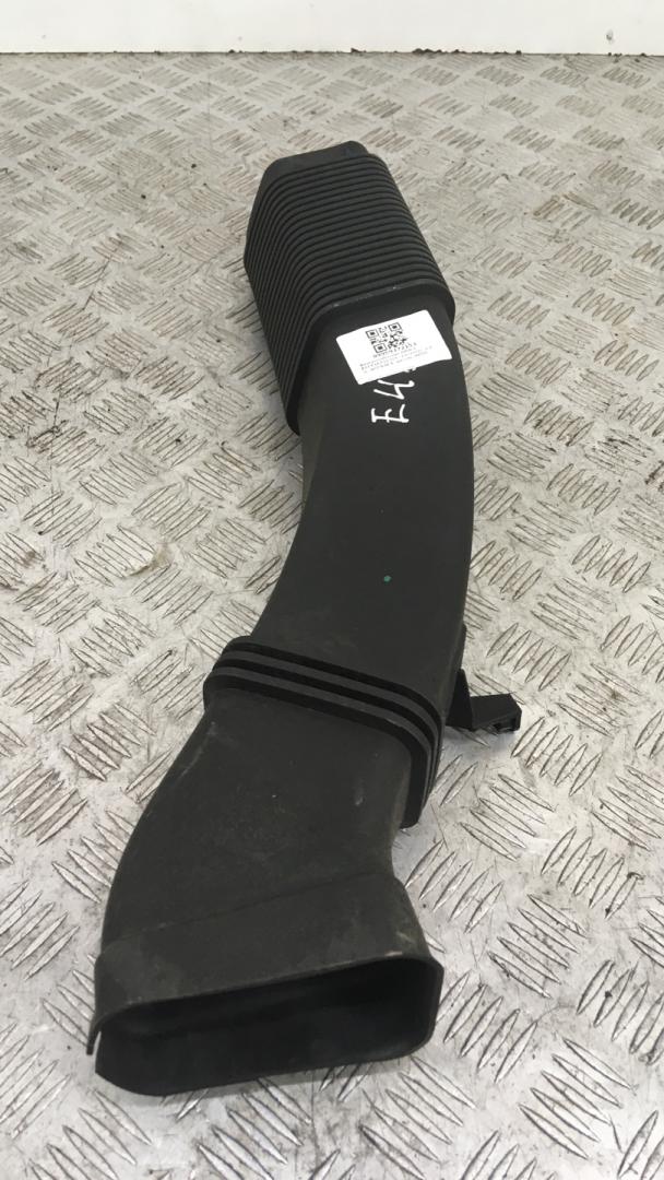 воздухозаборник BMW 5 серия F07/F10/F11 2011, 3.0 л., N57 D30 A, дизель, АКПП, black sapphire metallic (475), хетчбэк 5 дв., задний привод, правый руль, 13717811597, 7811597 - фото №1