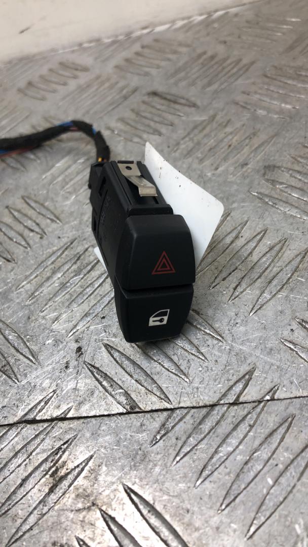 кнопка аварийной сигнализации BMW 6 серия F06/F12/F13 F13 2014, 4.0 л., дизель, АКПП, alpinweiß uni (300), купе, задний привод, правый руль, 61319161896, 9161896 - фото №1