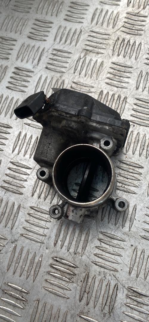 заслонка дроссельная Volkswagen Passat B6 2010, 2.0 л., CBAB, дизель, робот, 03L128063 - фото №1