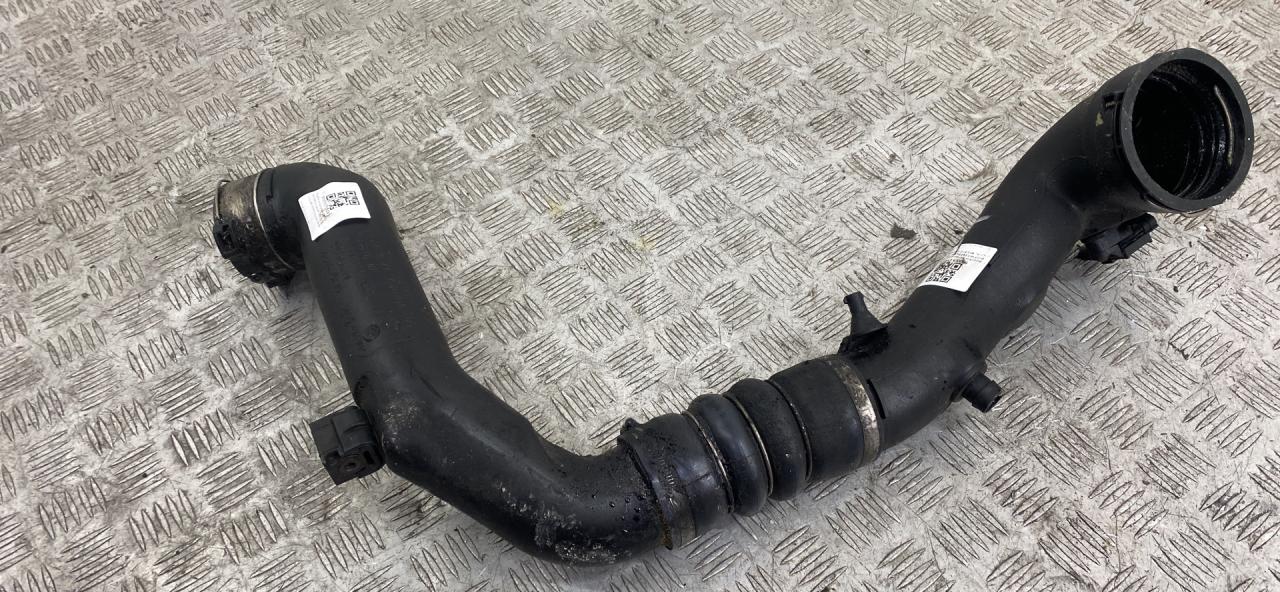 патрубок интеркулера BMW 5 серия F07/F10/F11 F10 2012, 3.5 л., бензин, АКПП, black sapphire metallic (475), седан, полный привод, 13717582314, 7582314 - фото №1