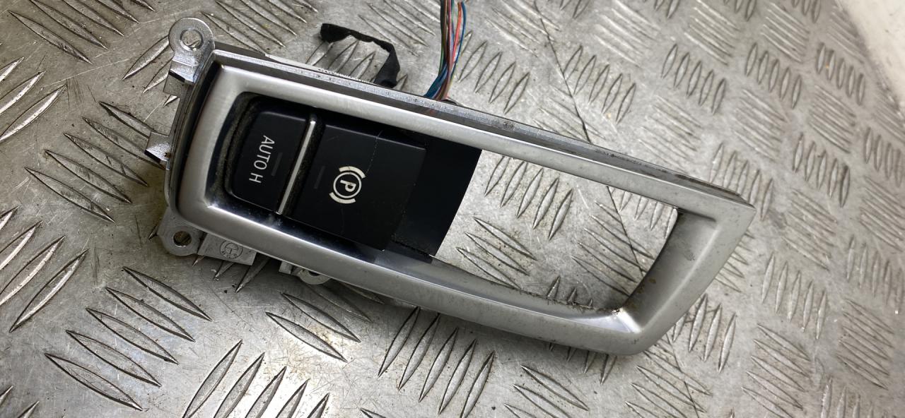 кнопка ручного тормоза (ручника) BMW 5 серия F07/F10/F11 F10 2012, 3.5 л., бензин, АКПП, black sapphire metallic (475), седан, полный привод, 61319217594, 9217594 - фото №1