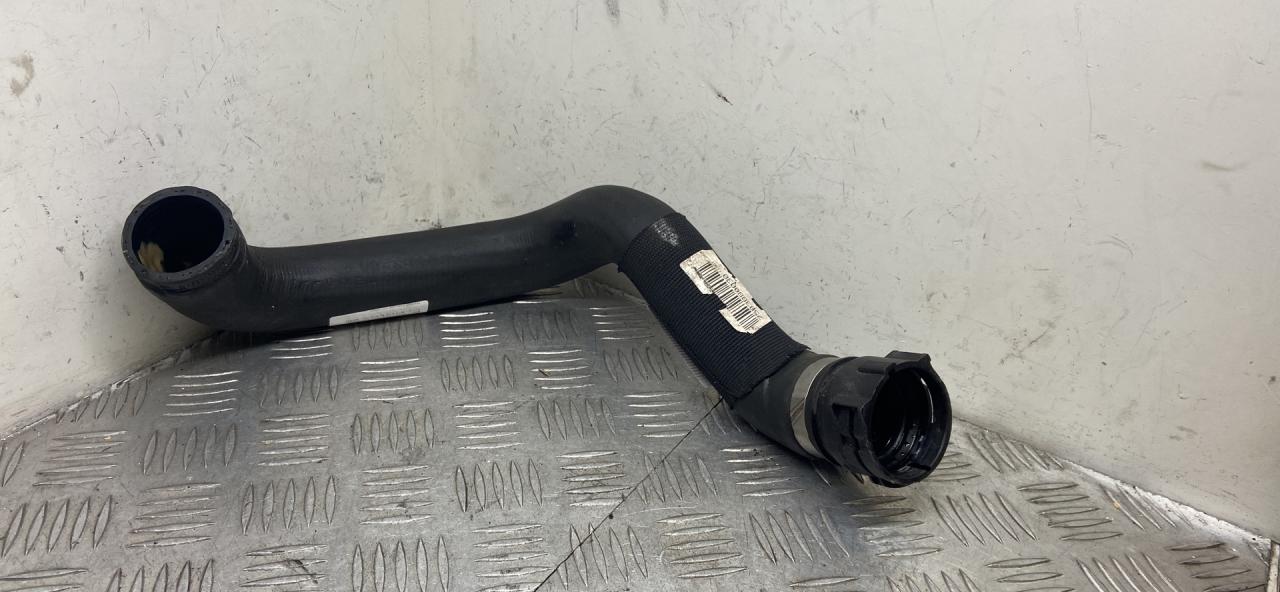 патрубок радиатора BMW 5 серия F07/F10/F11 F10 2012, 3.5 л., бензин, АКПП, black sapphire metallic (475), седан, полный привод, 11537583880, 7583880 - фото №1