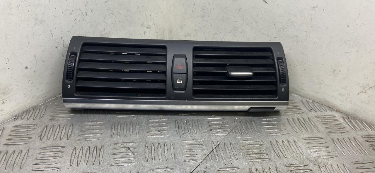 дефлектор обдува салона BMW X5 E70 2010, 3.0 л., N52 B30 AF, бензин, АКПП, белый alpinweiß uni (300), внедорожник 5 дв., полный привод, 7161801, 64227161801, 64226958654, 6958654 - фото №1