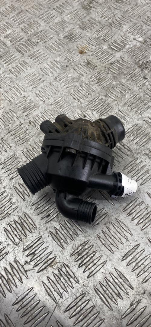 корпус термостата BMW X5 E70 2010, 3.0 л., N52 B30 AF, бензин, АКПП, белый alpinweiß uni (300), внедорожник 5 дв., полный привод, 11537550172, 7550172 - фото №1