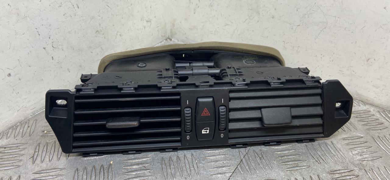 дефлектор обдува салона BMW 5 серия E60/E61 E60 2007, 3.0 л., M57 D30 (306D4), дизель, АКПП, titansilber metallic (354), седан, задний привод, правый руль, 64226910734, 6910734 - фото №1