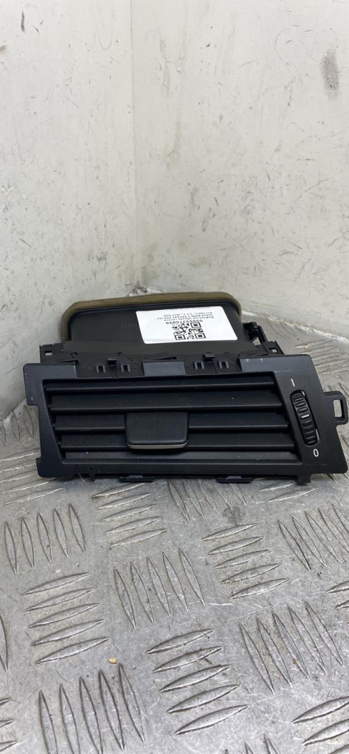 дефлектор обдува салона BMW 5 серия E60/E61 E60 2007, 3.0 л., M57 D30 (306D4), дизель, АКПП, titansilber metallic (354), седан, задний привод, правый руль, 64226910731, 6910731 - фото №1