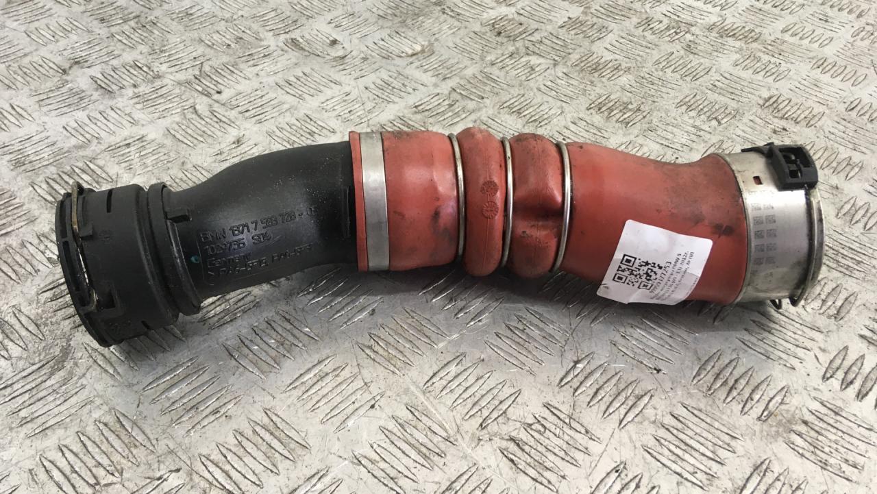 патрубок интеркулера BMW 5 серия F07/F10/F11 F10 2012, 3.5 л., бензин, АКПП, black sapphire metallic (475), седан, полный привод, 13717583728, 7583728 - фото №1