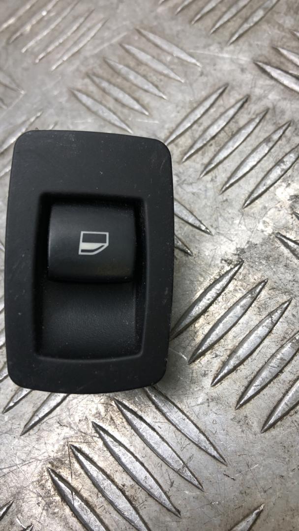 кнопка стеклоподъемника двери BMW X5 E70 2009, 3.5 л., M57D30 (306D5), дизель, АКПП, titansilber metallic (354), внедорожник 5 дв., полный привод, правый руль, 6945874, 61316945874 - фото №1