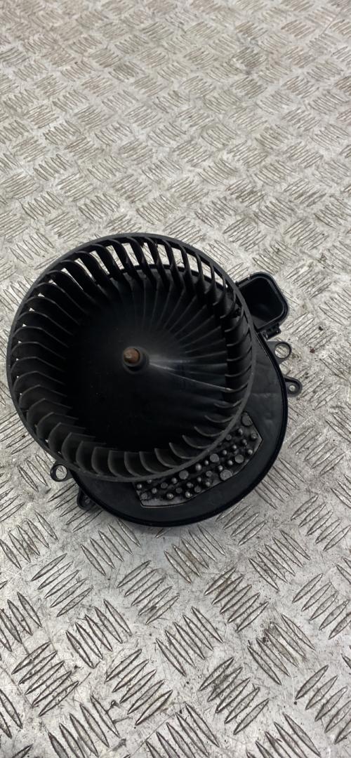 моторчик печки BMW 3 серия F30/F31/F34 2014, 2.0 л., N47 D20 C, дизель, МКПП, седан, задний привод, правый руль, 64119350396 - фото №1