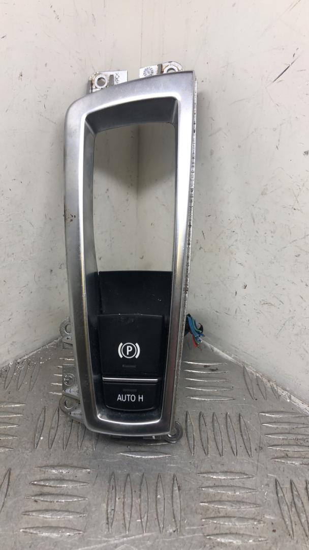 кнопка ручного тормоза (ручника) BMW 5 серия F07/F10/F11 F10 2011, 2.0 л., N47 D20 C, дизель, АКПП, a90 (sophitgrau), седан, задний привод, правый руль, 61319217594, 9217594 - фото №1