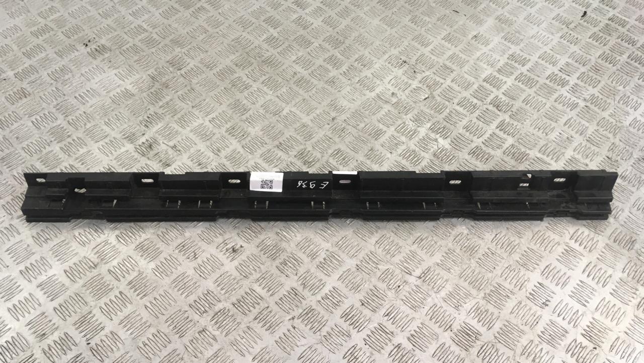 Кронштейн крепления порога BMW 5 серия F07/F10/F11 F10 2011, 2.0 л., N47 D20 C, дизель, АКПП, a90 (sophitgrau), седан, задний привод, правый руль, 51777184778 - фото №1